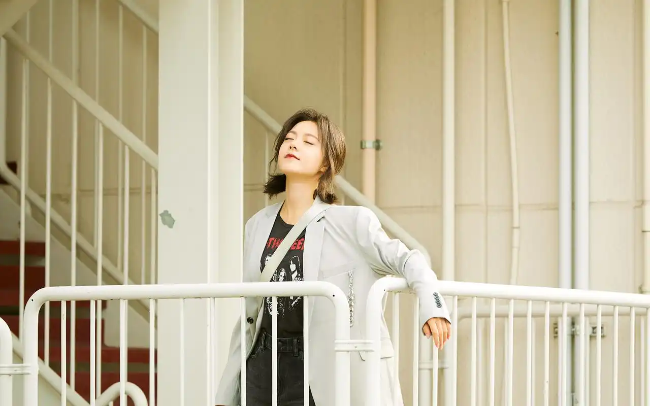 赵今麦男友风酷飒高清桌面壁纸