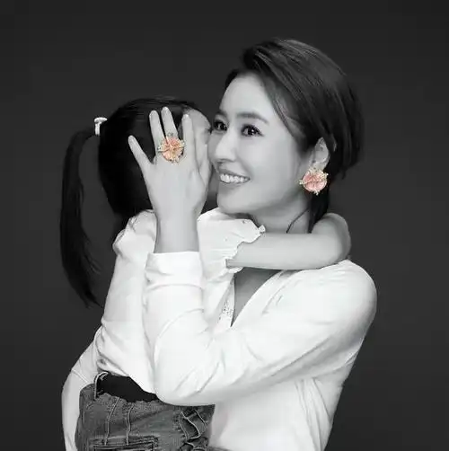 林心如是一位备受喜爱的女演员,同时也是一位贤母.