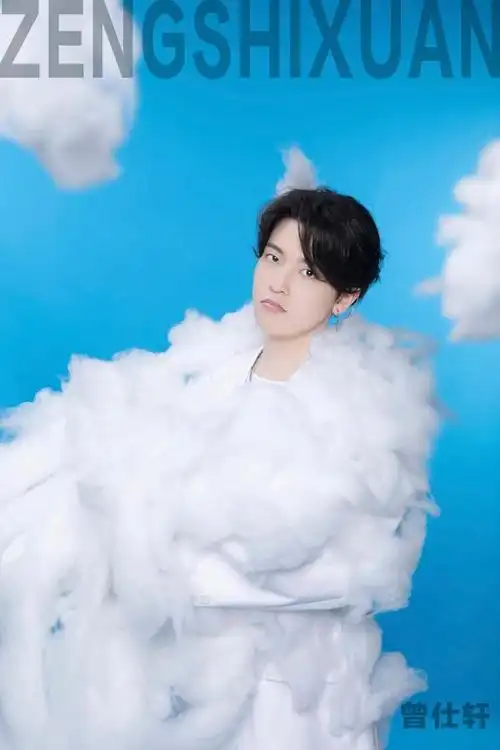 00后高质量男演员曾仕轩最新写真袭来,白衣少年,时尚感满分