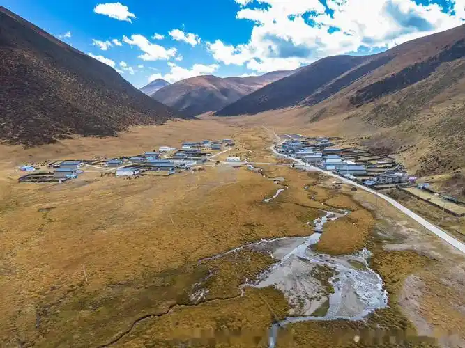 国道318,被誉为"中国最美的景观大道",沿途风光旖旎,自然景观丰富多彩