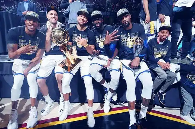 四年三冠的勇士队既是nba的"公敌",也是联盟的学习榜样!