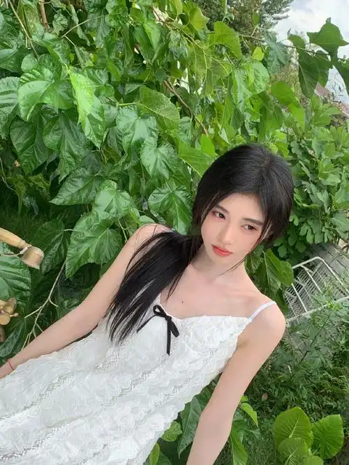 鞠婧祎白色吊带长裙##鞠婧祎一手一根红绳