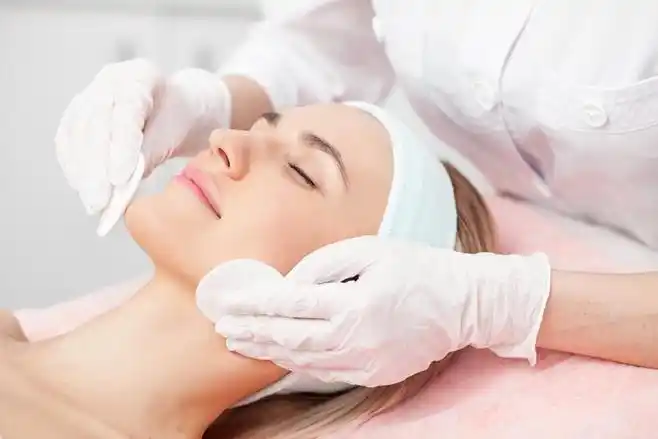 美容护肤的美女图片