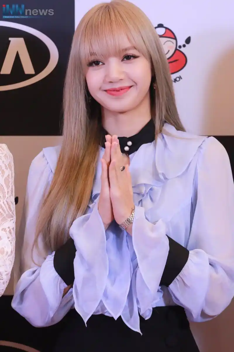 韩女团blackpink成员lisa出席活动:笑容清爽甜蜜,淑女魅力十足!