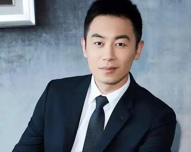 演员朱亚文错过初恋后转身娶了沈佳妮婚后拒绝一切女性