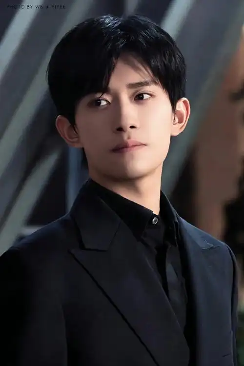 易烊千玺粉丝的相册几万张易烊千玺帅图每天翻到蹭蹭冒火星子都看不够