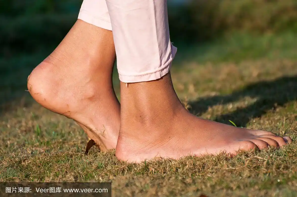 小女孩光着脚