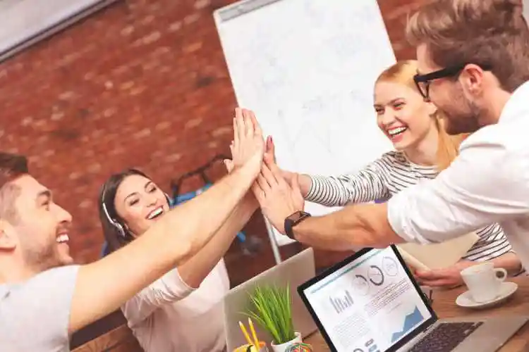 四个年轻人的团队