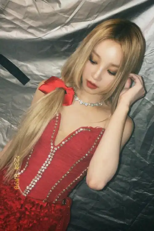 宋雨琦复古风红衣辣妹##宋雨琦深v红上衣