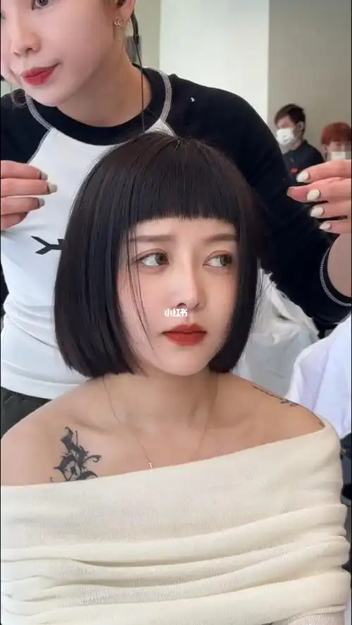 一款免打理一刀切短发 搭配眉上刘海绝绝子太好看了 减龄必备发型  显