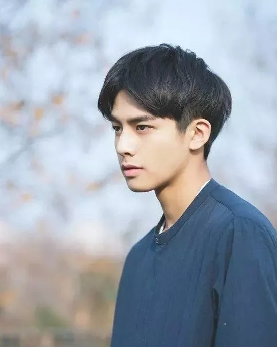 侧面鬓角稍作推剪,从侧面看来发型就是一个很帅的弧度,喜欢就选一款剪