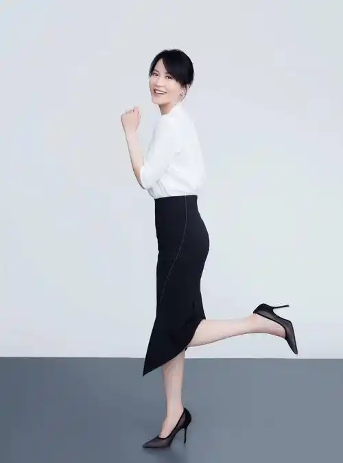 被俞飞鸿的"括号臀"惊艳,穿丝绒裙藏不住凹凸感,49岁真有料_身材_黑色