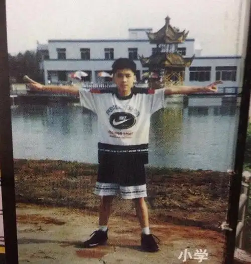 六一节来临,怎么能少了每年的固定节目——李易峰童年照片赏析呢?