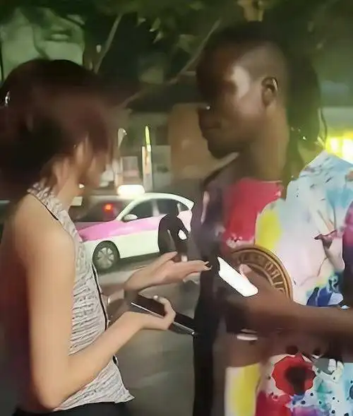 年轻女子搭讪黑人小伙,双方交流半天,做出ok手势双双离开