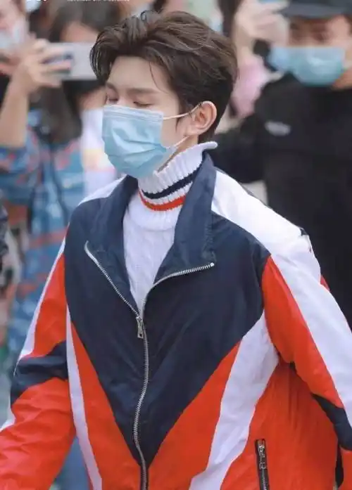 王源录制节目粉丝疯狂应援,女友粉举牌:王源老婆我最配_网友_照片