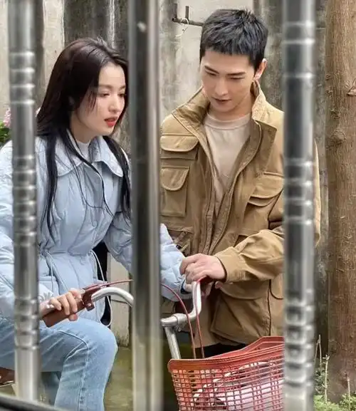 最后再说王源,他今年也23岁了,到了适婚年龄.