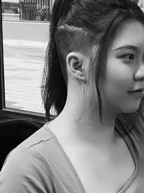 头发很厚很蓬松的女孩子,夏天真的可以考虑一下undercut,推掉一半的