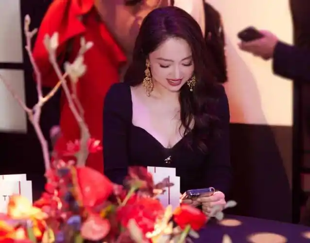 最美雪花女神龙:董璇身穿黑色深v礼服拍摄写真,迷人又吸睛_照片_气质