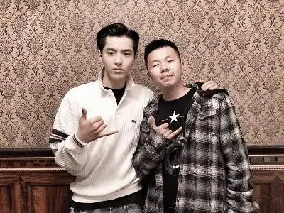 赵丽颖表弟晒与吴亦凡合照