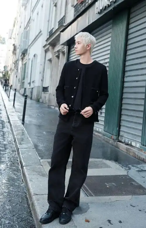 王一博白金狼尾街拍##王一博巴黎时装周