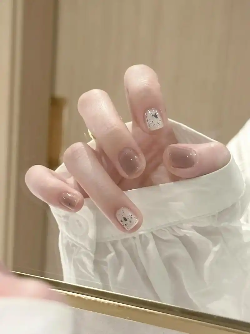 温柔高级的裸棕色搭配.#短指甲也可以这么美 #美甲分享 #女 - 抖音