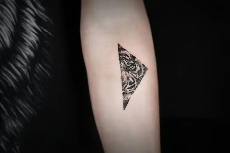 小臂黑灰点刺风半面虎首几何图形纹身图案