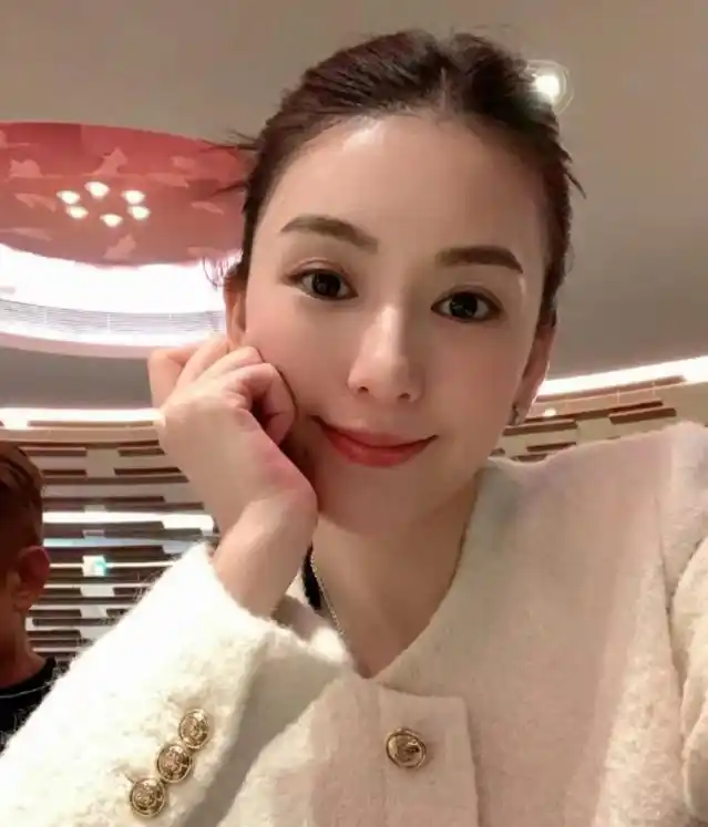 郭富城老婆方媛长得好漂亮!两个女儿也是可可爱爱