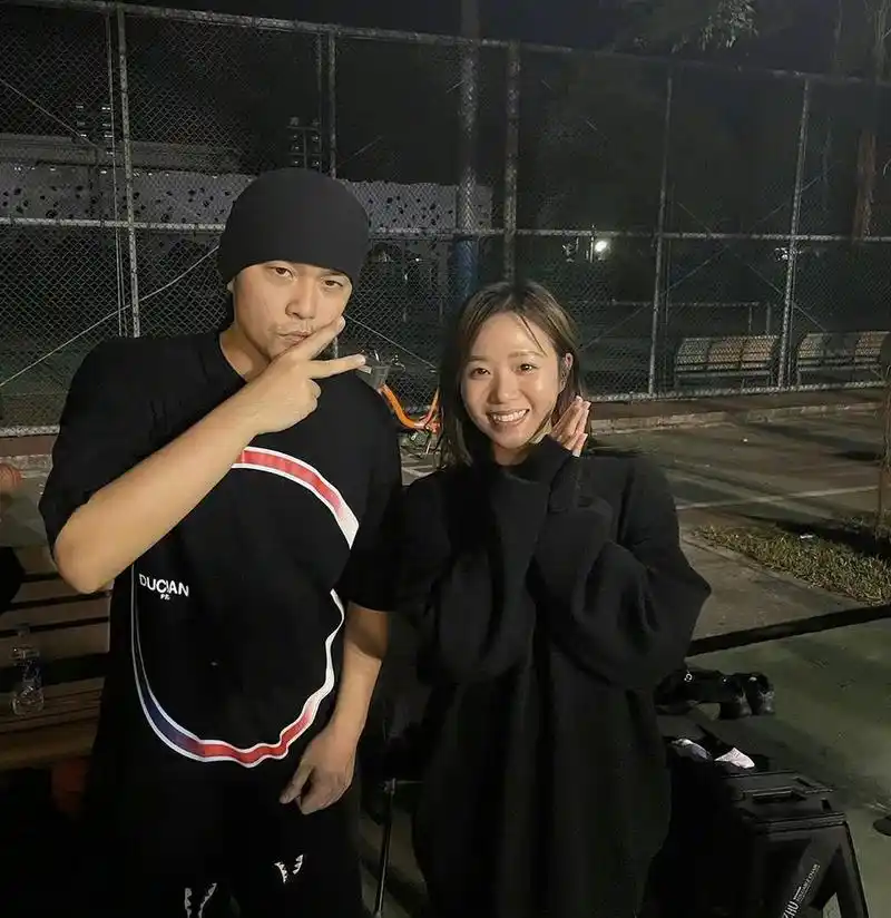 周杰伦穿休闲卫衣亮相篮球场02合照比剪刀手表情酷帅