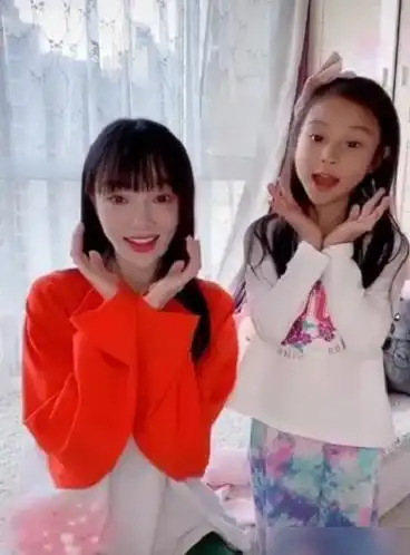 李小璐晒和甜馨的睡前仪式甜馨镜头感超强亲吻李小璐画面温馨