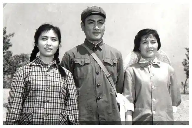 在孩子们的撮合之下,两人走到了一起,2006年,77岁的庞学勤与高山英子