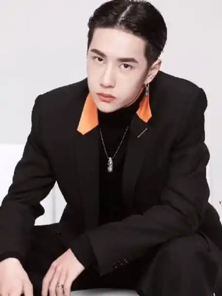 王一博#    王一博大背头绝了很有型,眼神超a超酷  看向狗狗的瞬间一