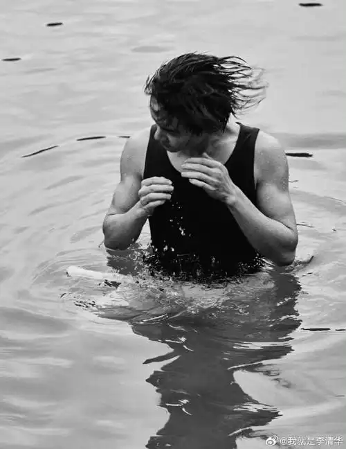 易烊千玺手臂肌肉线条##易烊千玺单手悬挂力量感