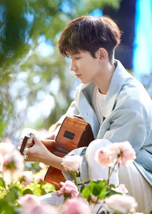 王源帅气迷人花海写真图片