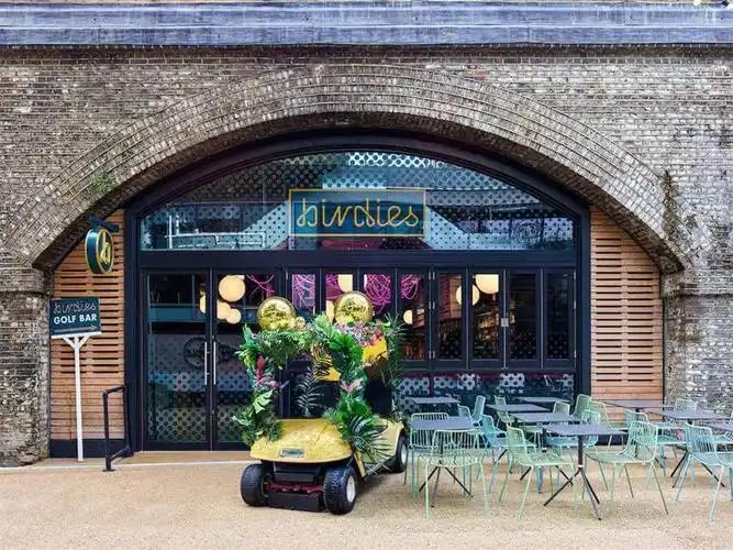 超现实的孟菲斯风格酒吧设计