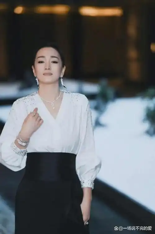 章子怡当年的沙滩照片为何被人诟病多张照片还原现场