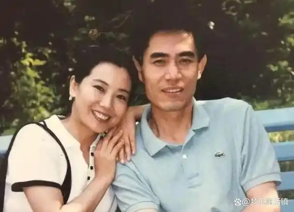 儿子陈奕丞更是遗传了母亲的美貌和父亲的演技,不靠"陈宝国"的名气也