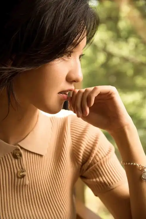 傅晶写真沐浴暖阳逆生长颜值尽显魅力