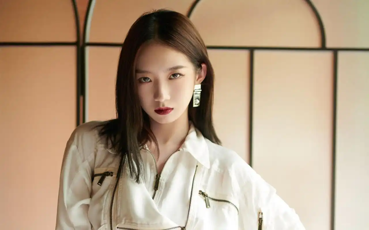 孟美岐酷飒性感图片桌面壁纸