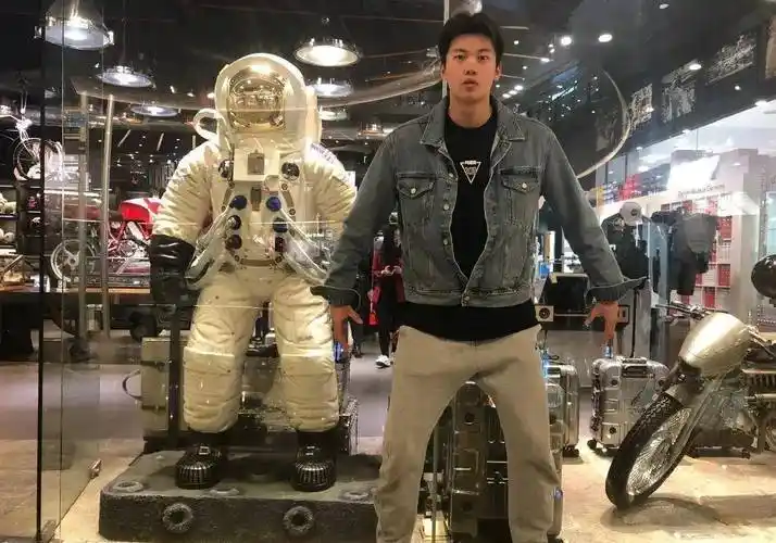 男团unine的队长李汶翰也曾入选过浙江游泳队▼年少时曾经横渡钱塘江