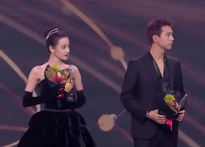 迪丽热巴李现同框气场强,上台领奖像干架,网友喊话:快合作_腾讯新闻