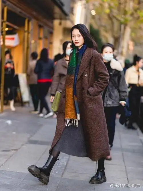 谁说黑丝媚俗看上海女生的街拍穿搭时髦显瘦好洋气