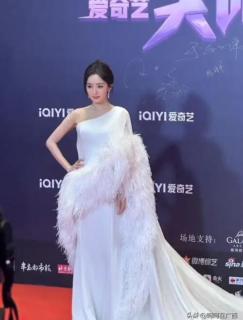 杨幂的红毯造型又一次惊艳众人,整个造型简单而高贵