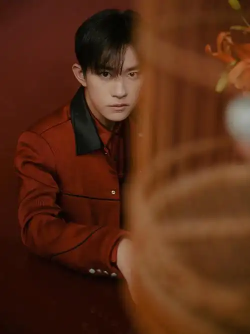 vogue快讯##易烊千玺红色镶边拼接夹克