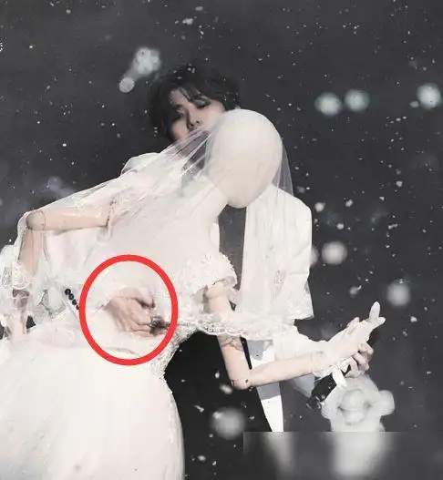 蔡徐坤与女孩牵手把演唱会当做婚礼现场甜到爱坤心坎里