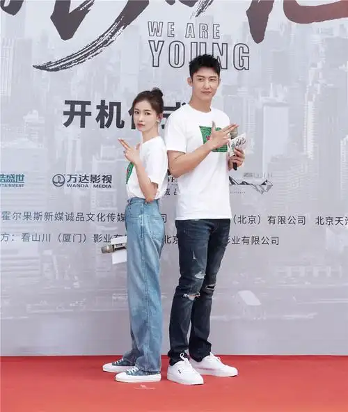 黄景瑜吴谨言新剧开机俩人白t搭牛仔裤清新亮相互动满满cp感