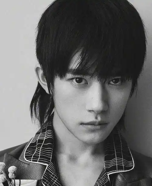 同样是鲻鱼头造型蔡徐坤可爱,易烊千玺成熟,最好看的是他!