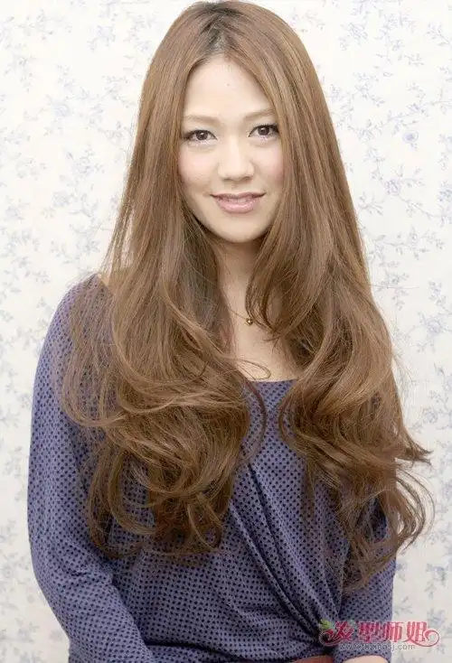 女生长梨花烫梳偏分造型设计长梨花烫的头发,应和潮流时尚主题造型