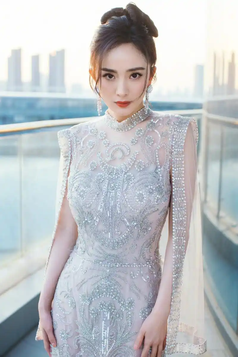 杨幂金色碎钻流沙长裙性感写真19