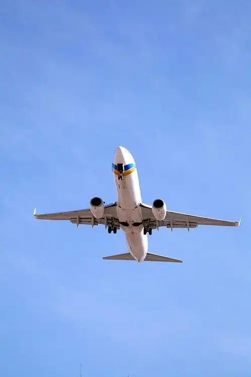 正在起飞中的一架飞机图片