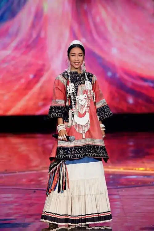 女生穿民族服有多美,实名安利吉克隽逸,穿上彝族服装的她,美的像仙女.